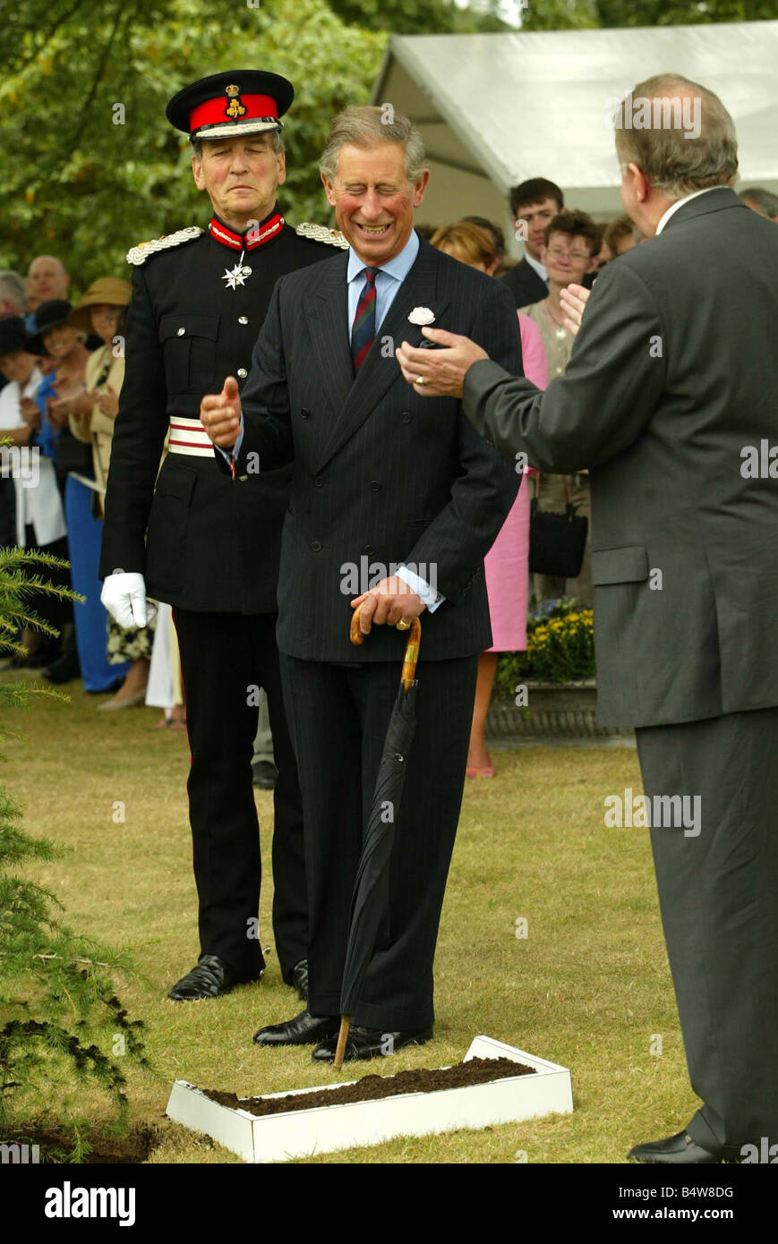 Prince Charles At Hillsborough Castle Garden Party Sept 2003 Secretary of State Paul Murphy applauds the tree planting by Prince Charles at Hillsborough Castle Stock Photo