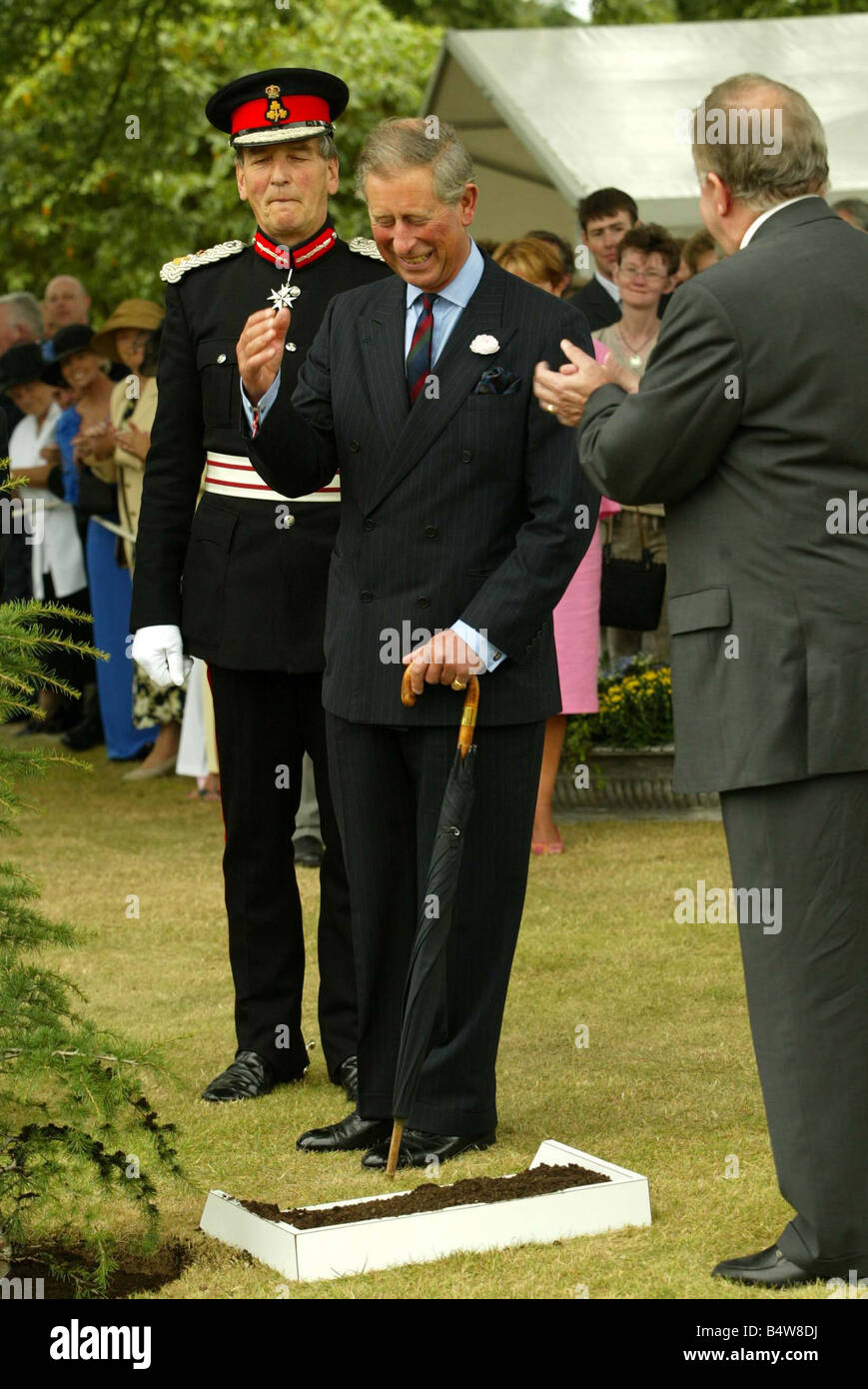 Prince Charles At Hillsborough Castle Garden Party Sept 2003 Secretary of State Paul Murphy applauds the tree planting by Prince Charles at Hillsborough Castle Stock Photo