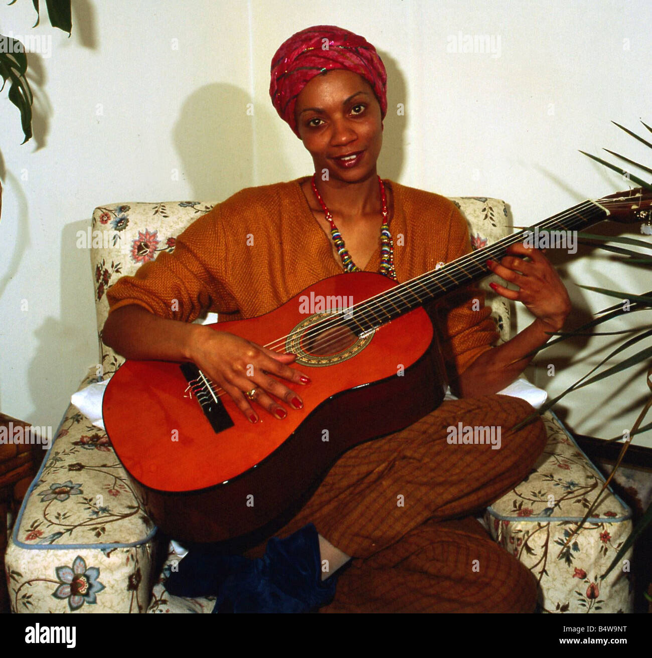 Eva Mottley sitting on chair playing guitar April 1983 Stock Photo: 20225460 - Alamy
