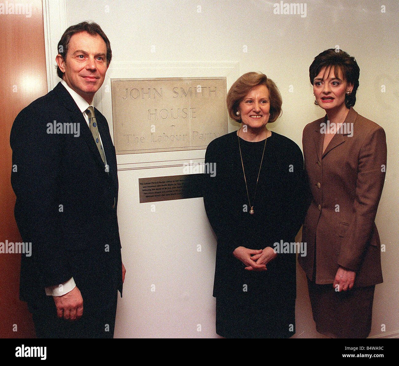 Tony Blair unviels the John Smith plaque at the Labour Party headquarters Millbank Tower watched by Elizabeth Smith now Baroness Smith of Gilmorehill and his wife Cherie 24 3 98 Stock Photo