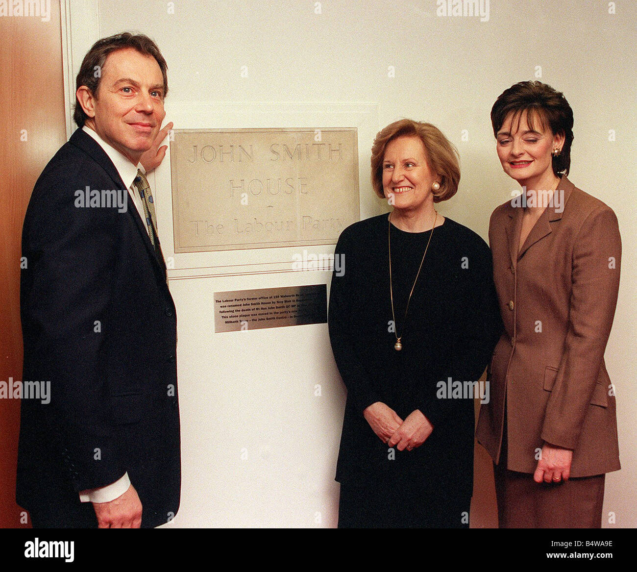 Tony Blair unviels the John Smith plaque at the Labour Party headquarters Millbank Tower watched by Elizabeth Smith now Baroness Smith of Gilmorehill and his wife Cherie 24 3 98 Stock Photo