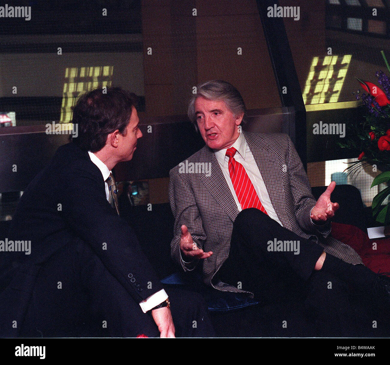 Dennis Skinner talks with Tony Blair before the NEC meeting at Millbank 24 March 1998 Stock Photo