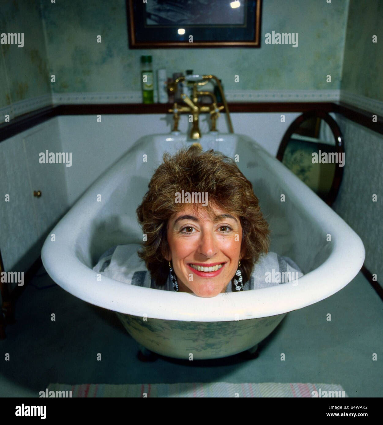 Maureen Lipman head sticking out of bath November 1985 Stock Photo