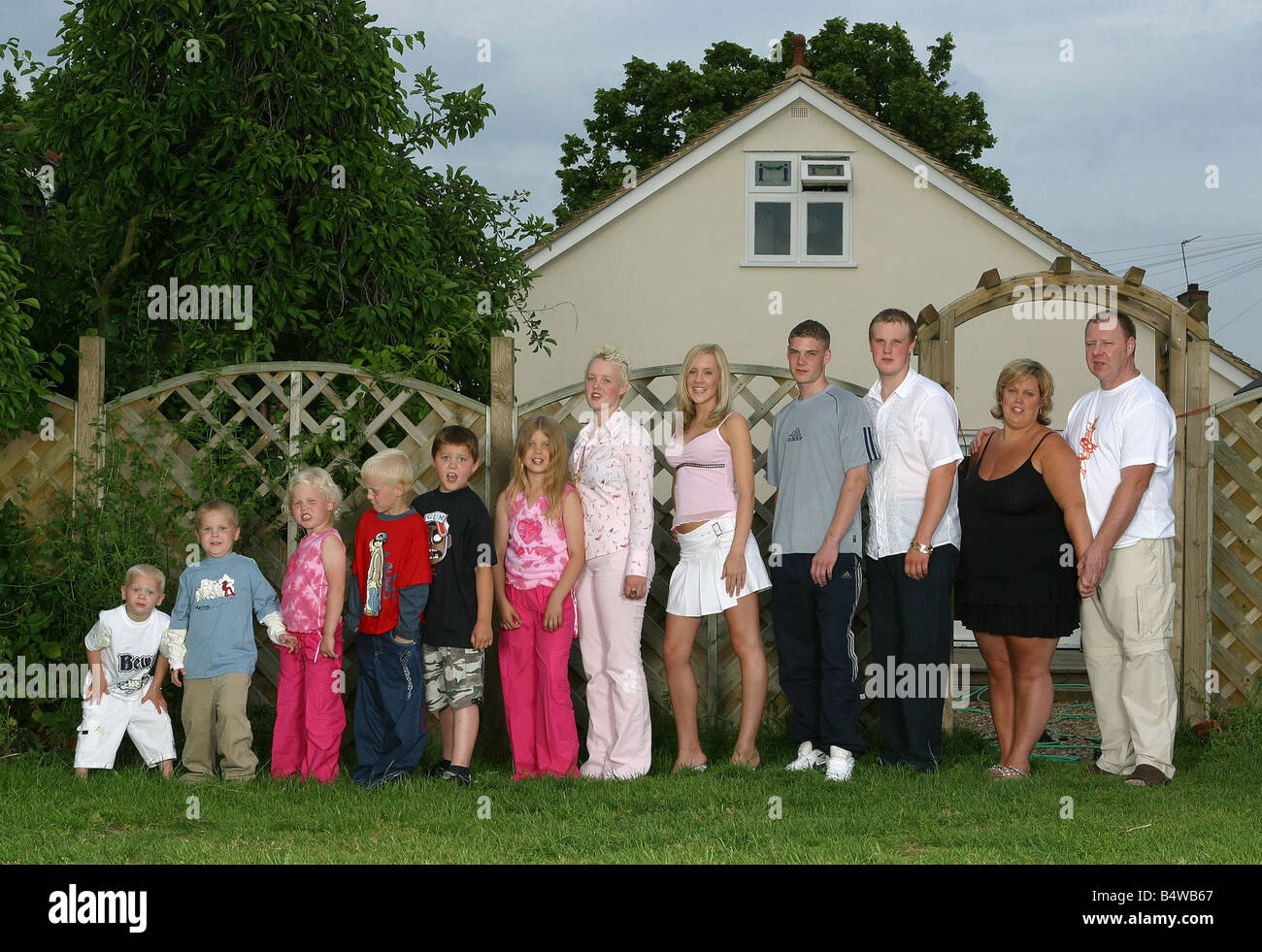 The Brown Family with 11 children June 2004 11 kids From Grays in Essex left to right harvey 3 mishka 4 alanis 6 william 7 thomas 9 leann 9 emma louise 16 nikki 21 dave 22 james 18 caroline mum 44 and dave dad 46 from grays in essex Parents Caroline Brown and Dave Brown Stock Photo