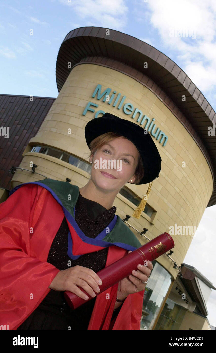 University of Ulster at Magee Graduations In Derry July 2002 Derry born actress Amanda Burton pictured after being awarded an honarary Doctorate at the University of Ulster at Magee Mirrorpix Stock Photo