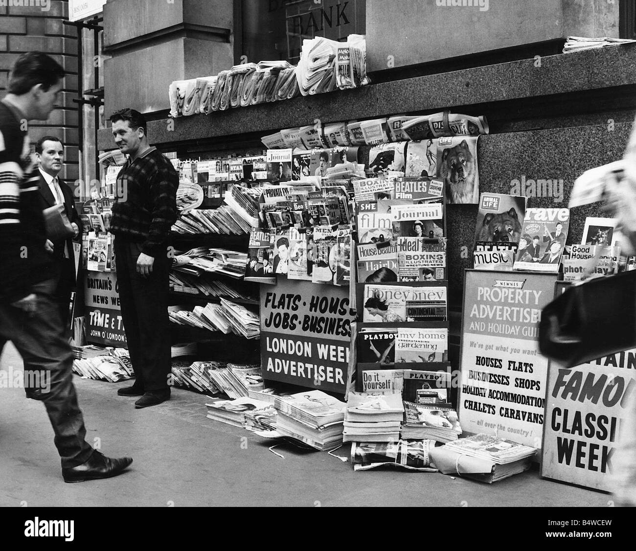 Newspaper Vendor in Fleet Street London 1964 LAFRSSAPR05 2004 Stock