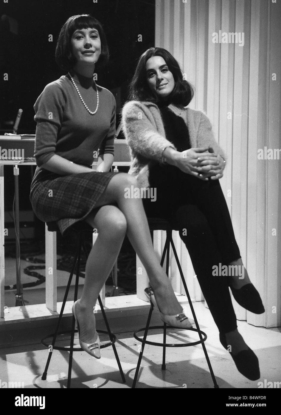 Eleanor Bron Actress R With Barbara Evans Stock Photo Alamy