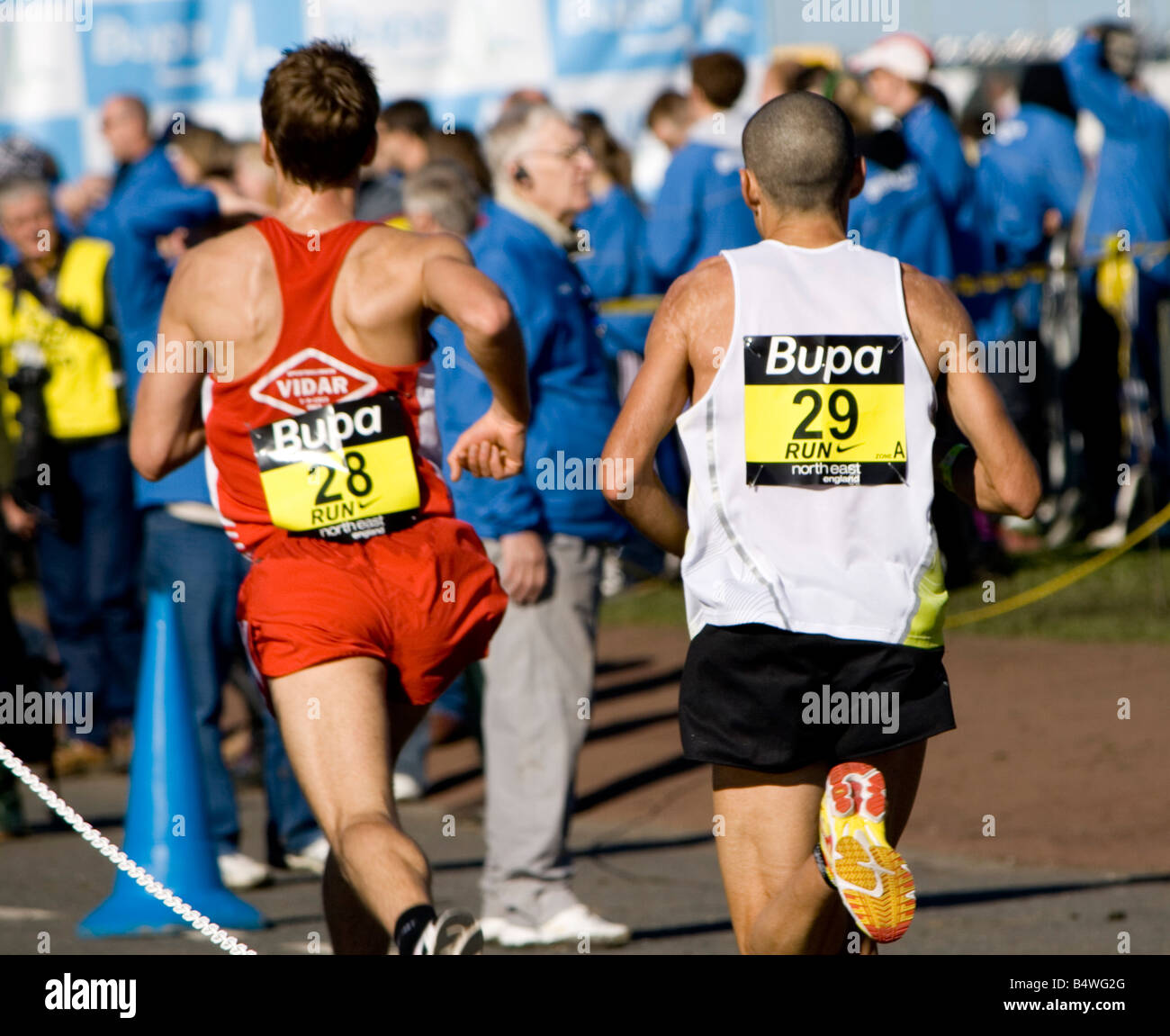 Runners Oystein Sylta (left) and Luis Feiteira competing 2008 Bupa Great North Run. Stock Photo
