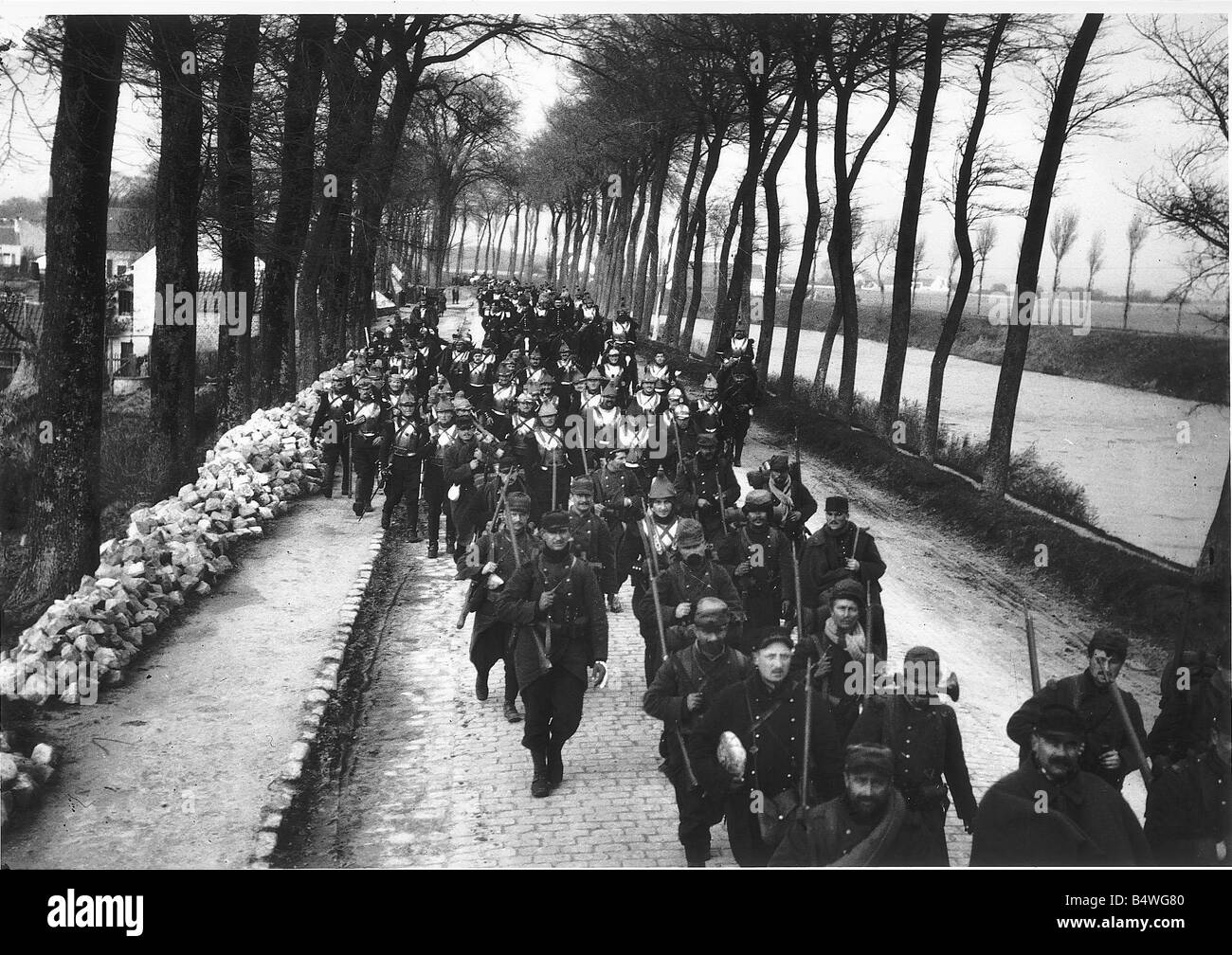 French Dragoons on the march DM 1228 Box 3 September 1914 Paris was under threat from the German army and these French Dragoons Stock Photo