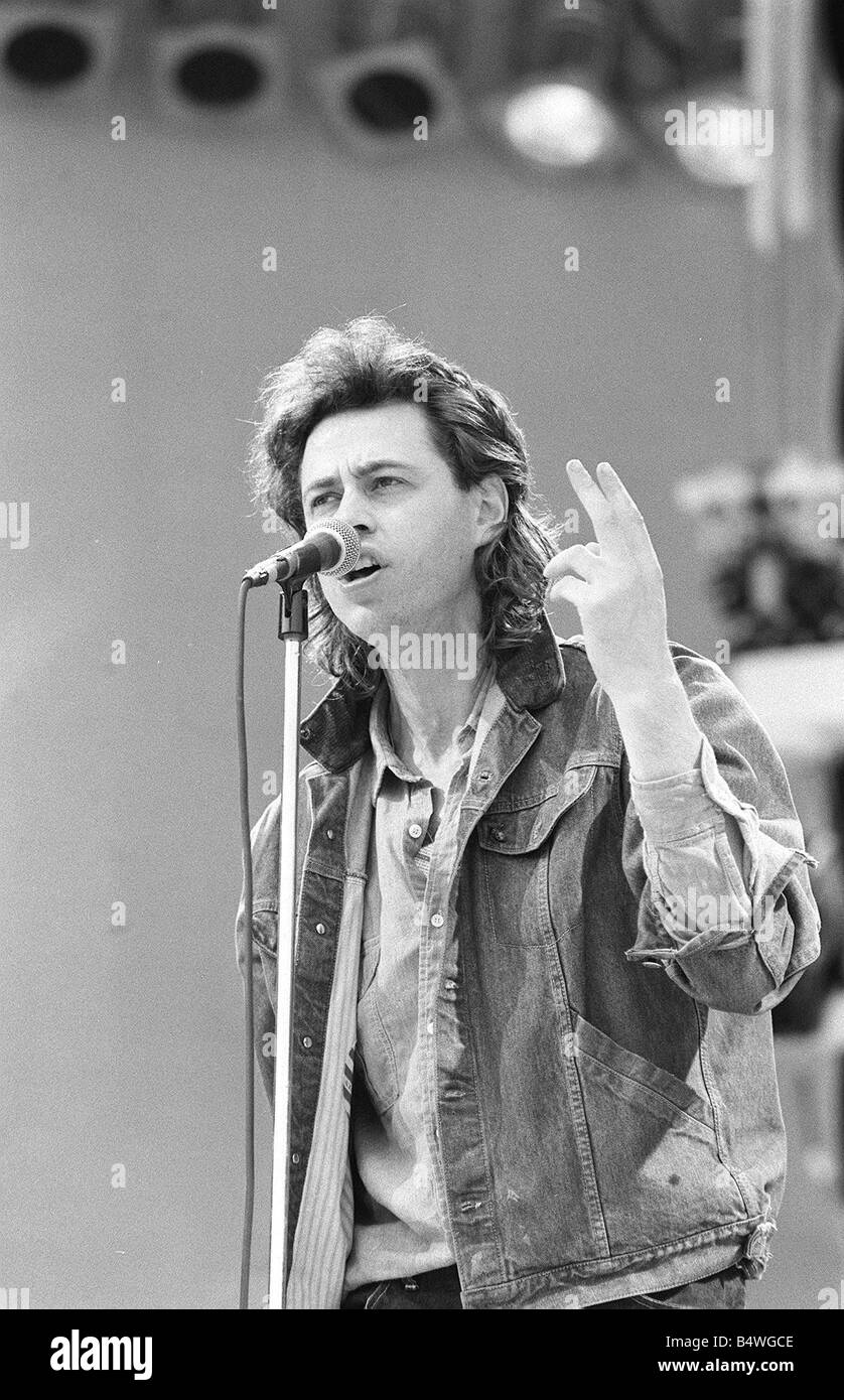 Bob Geldof performing at the Live Aid Concert July 1985 at Wembley Stock Photo