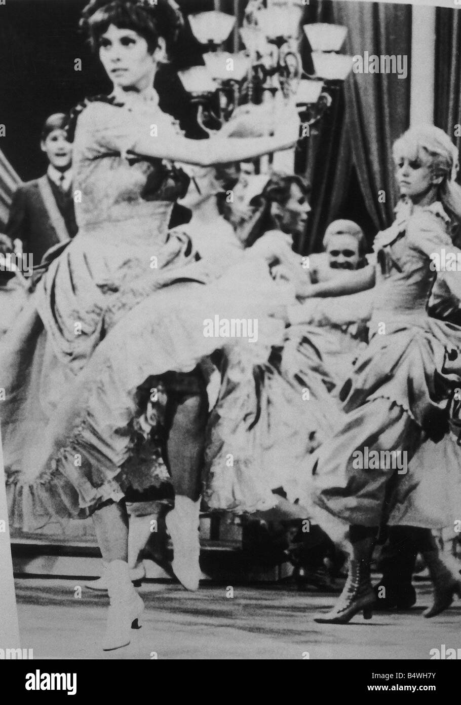 Goldie Hawns Early Days From Dancing To Stardom - fepcqmt