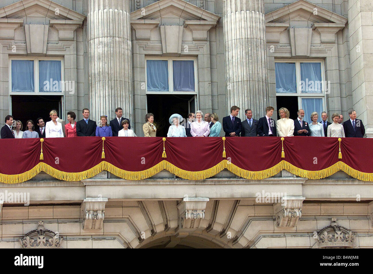 Queen Mother 100th Birthday August 2000 The Queen mother on the balcony of Buckingham Palce with members of her family left to right Viscount Linley his wife Serena Lady Sarah Chatto her husband Daniel Zara Phillips Tim Laurence Princess Royal Peter Phillips Princess Beatrice the Duke of York Princess Eugenie Pincess Maragaret The Queen Mother Queen Elizabeth ll Earl of Wessex partially hidden the Duke of Edinburgh the Countess of Wessex Prince William Prince Charles Prince Harry Princess Michael of Kent Prince Michael of Kent the Duchess of Kent hidden Duke of Kent rear Princess Alexandra Stock Photo