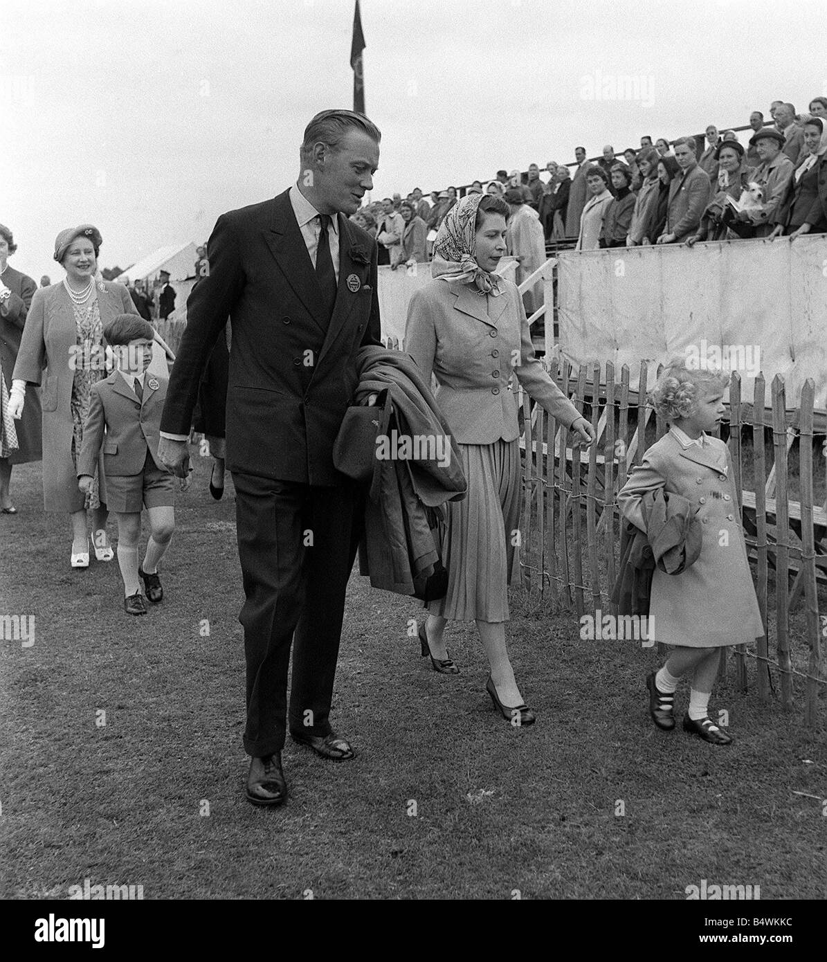 queen-elizabeth-ii-arrives-with-the-queen-mother-june-1955-prince-B4WKKC.jpg