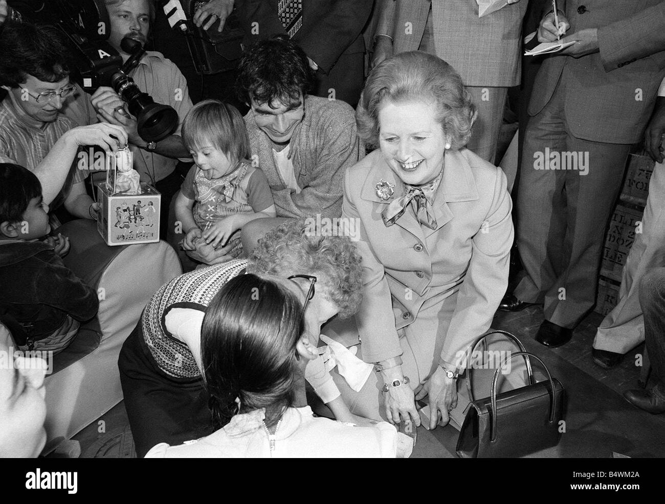 Margaret Thatcher visits Toynbee Hall in the East End with children July 1980 Stock Photo Alamy