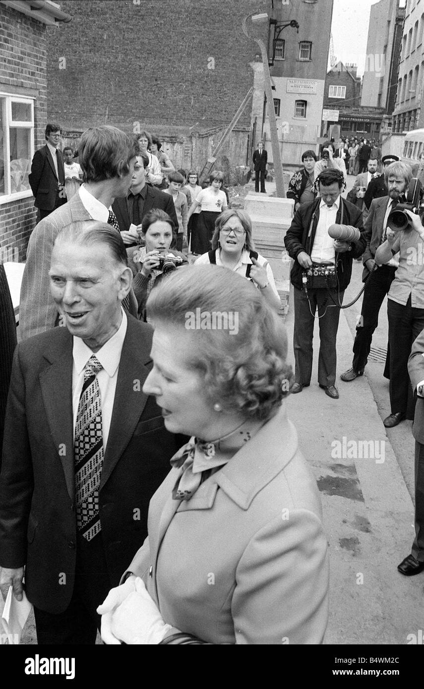 Margaret Thatcher visits Toynbee Hall in the East End singing with a nun July 1980 Stock Photo