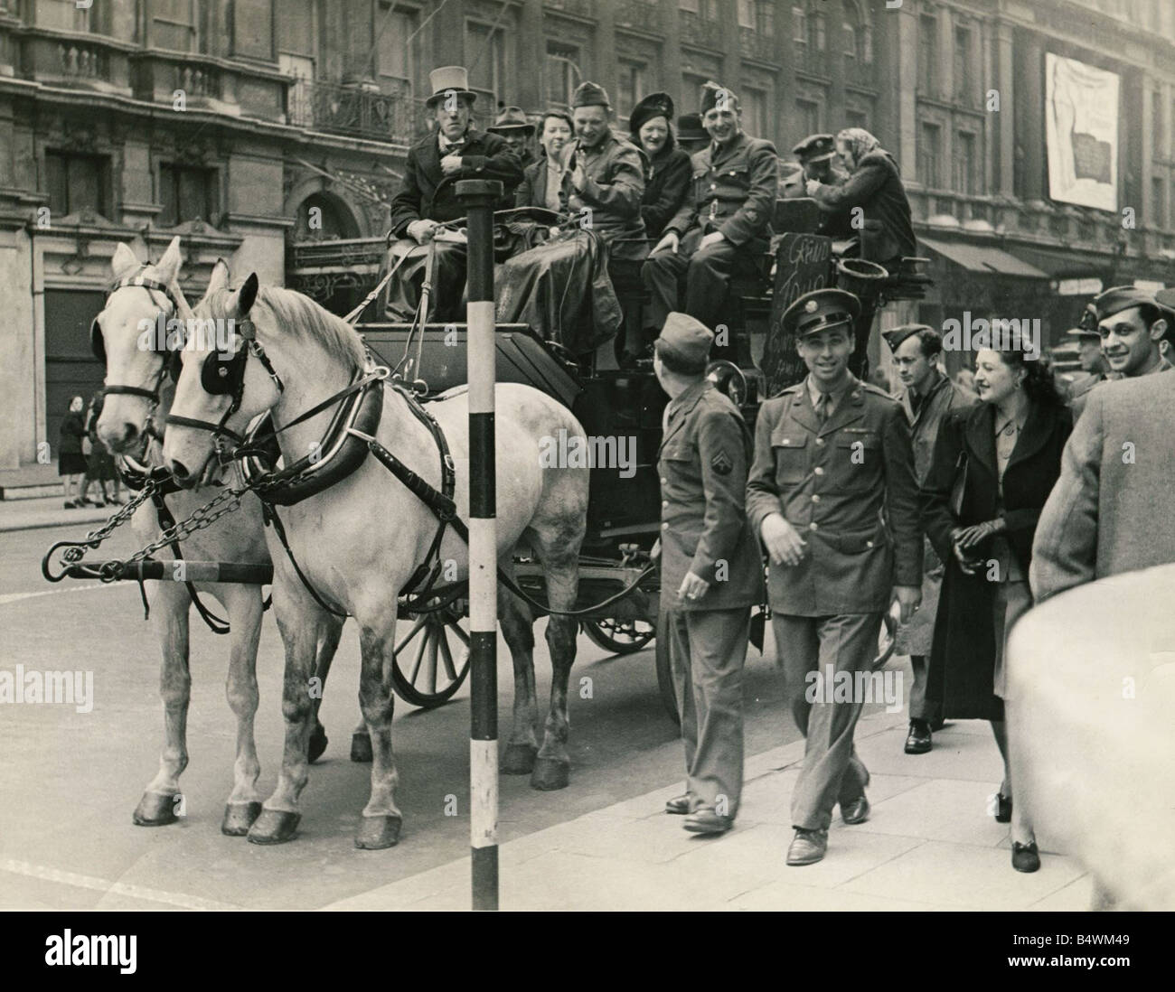 ABWW2 42 Allied service men seeing London in grand style by stage coach The Bell Mackerell the coach is over one hundred years old and is named after a inn in the Mile End Road from where it used to start its journey to Brighton The driver is Mr H Jacobs Stock Photo