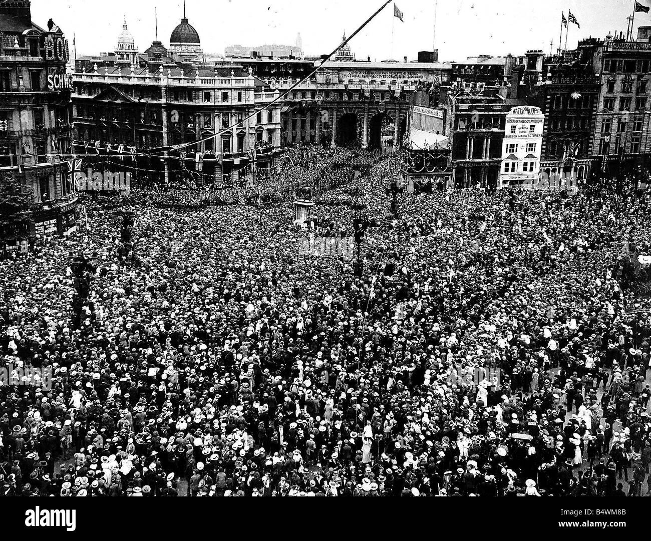 Peace Celebrations People celebrate the end of World War I Dbase MSI Brochure Stock Photo