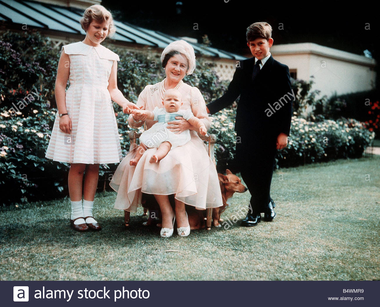 queen-mother-with-her-grandchildren-princess-anne-prince-charles-and-B4WMR9.jpg