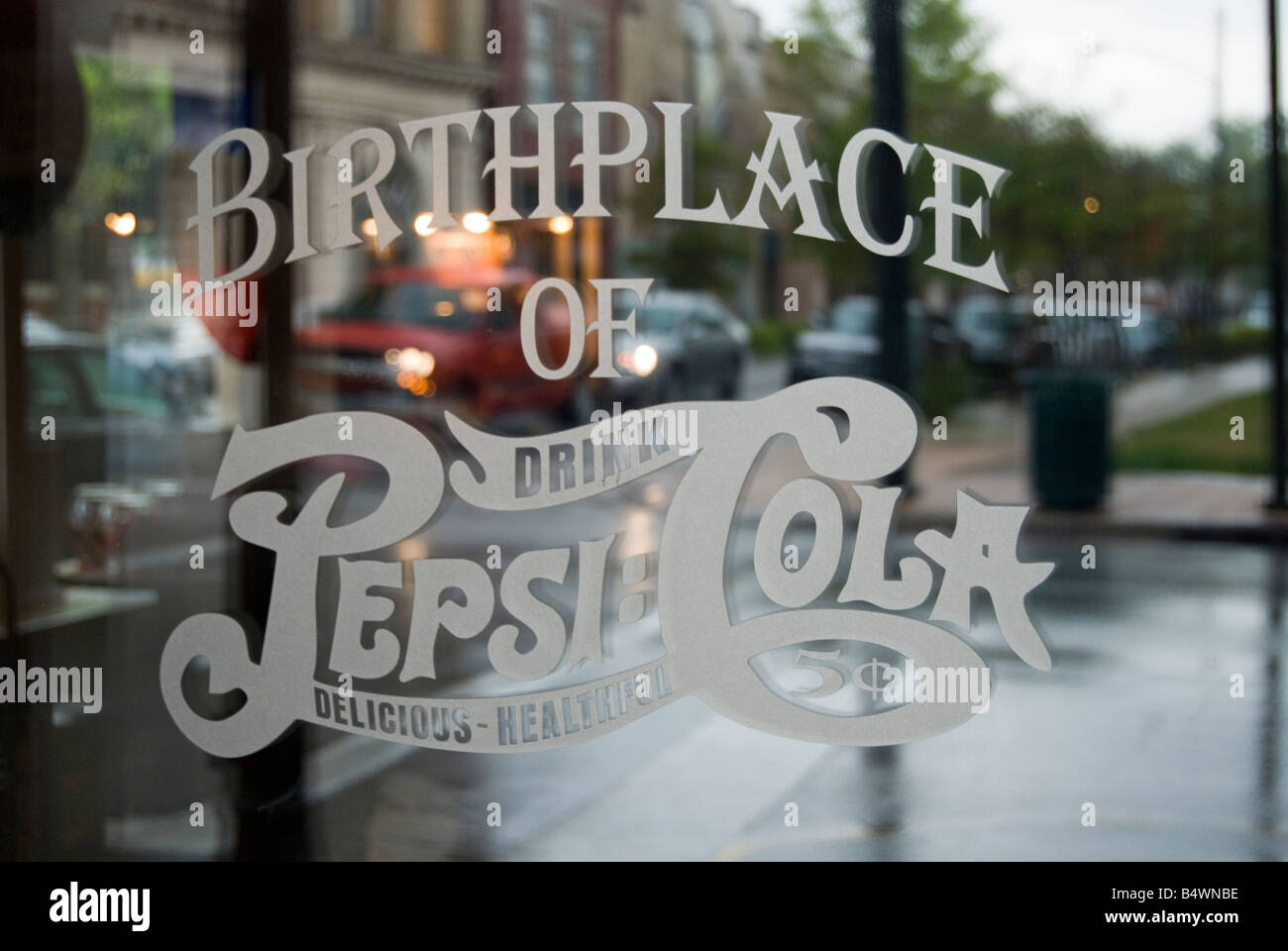 https://c8.alamy.com/comp/B4WNBE/window-to-the-store-of-the-birthplace-of-pepsi-in-new-bern-B4WNBE.jpg