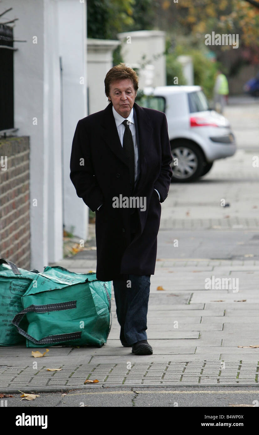 Sir Paul McCartney Strolls Near His St Johns Wood Home 22 11 06 Photo
