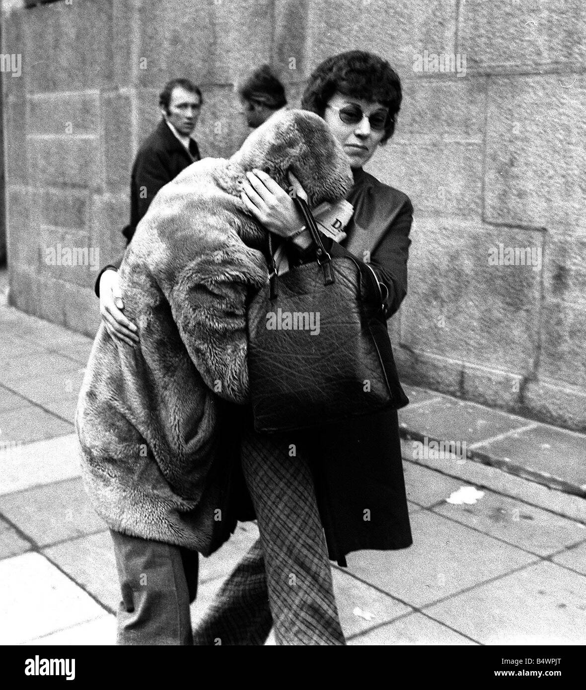 Prison warden Patricia Cairns who tried to free 1974 Myra Hindley leaving court today hiding from photographers Stock Photo