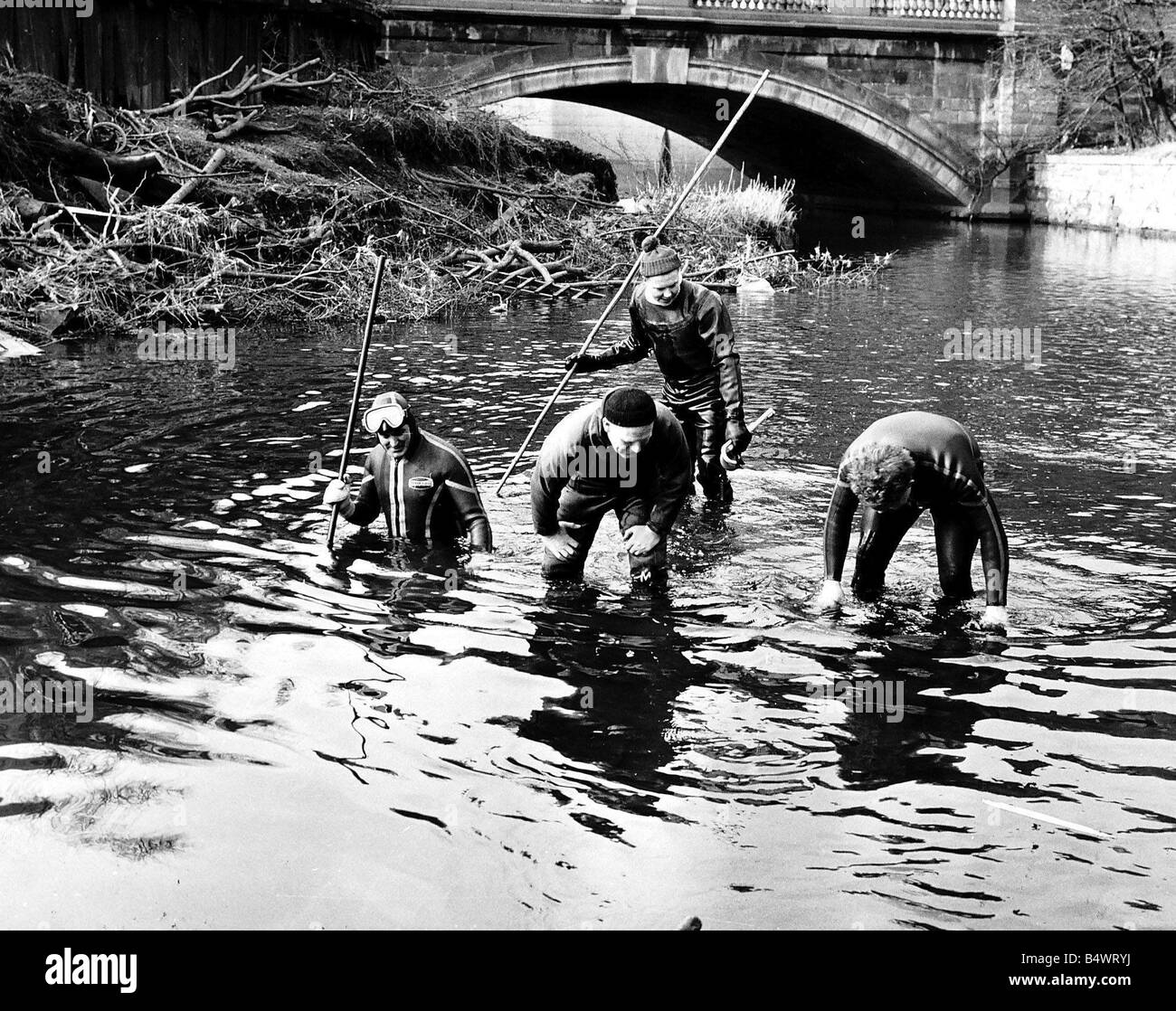 Bible John Divers frogmen search the River cart for body Stock Photo Alamy