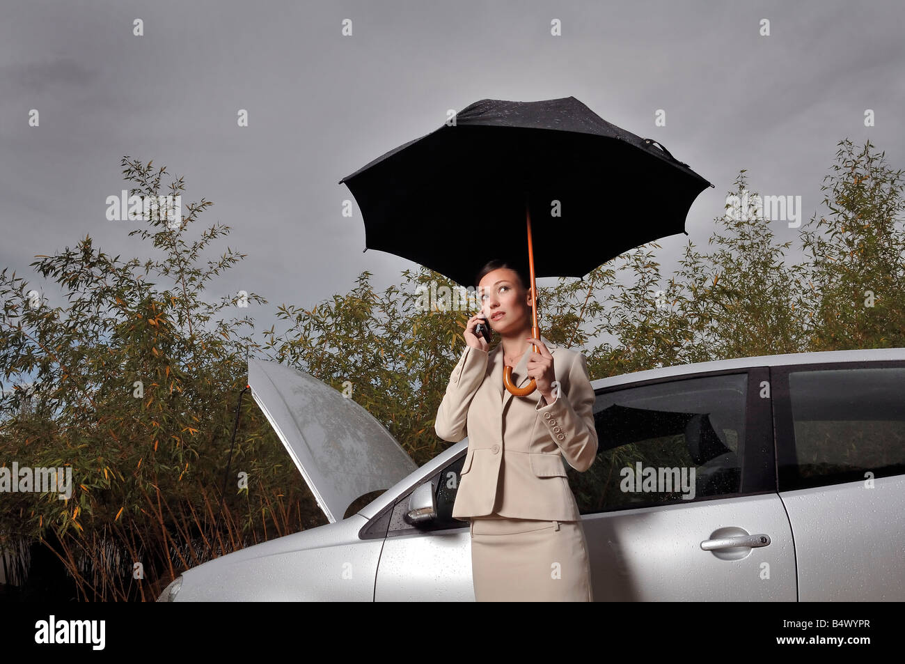 Car broken down woman raining hi-res stock photography and images - Alamy