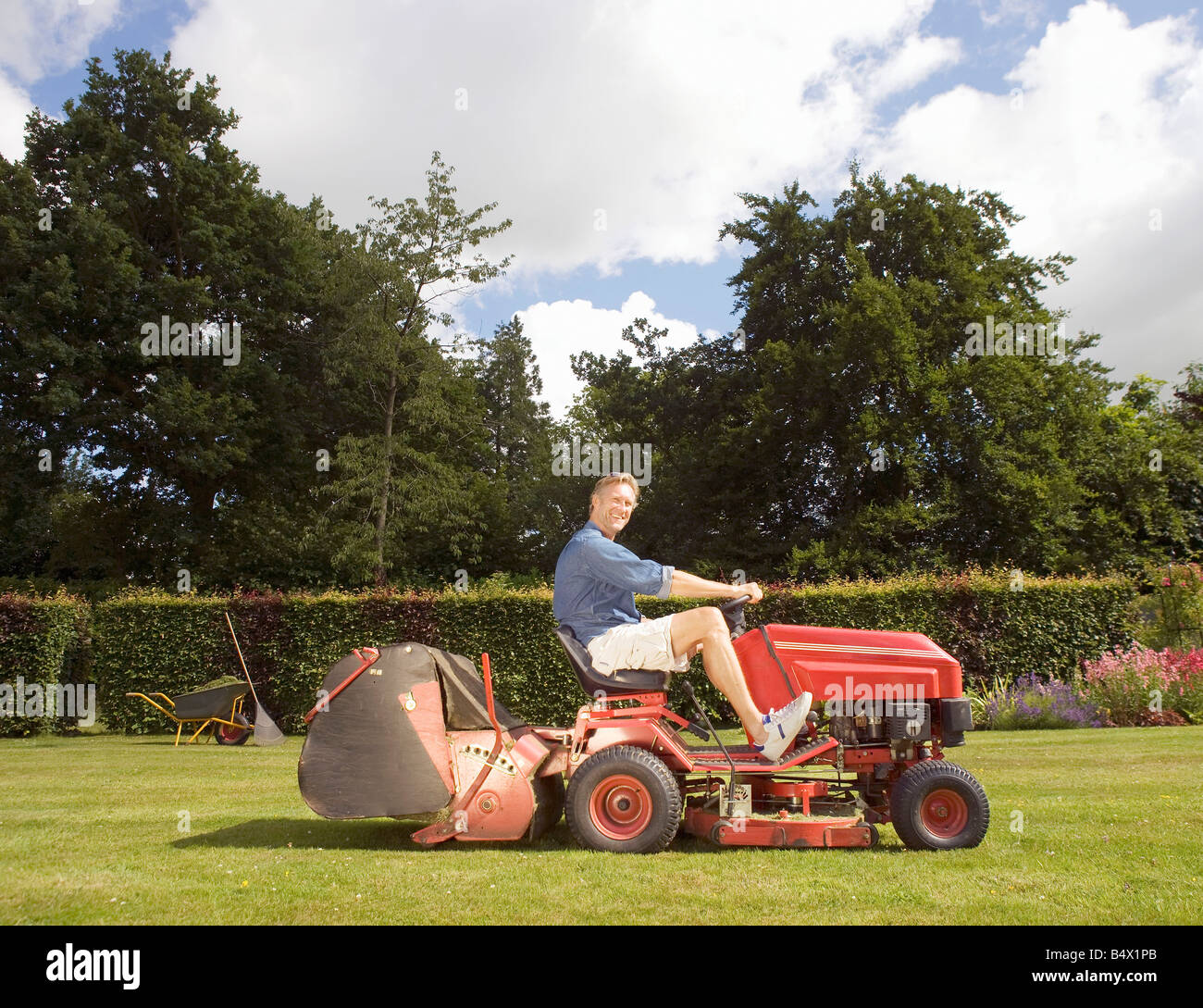 Mowing The Lawn Profile Hi-res Stock Photography And Images - Alamy