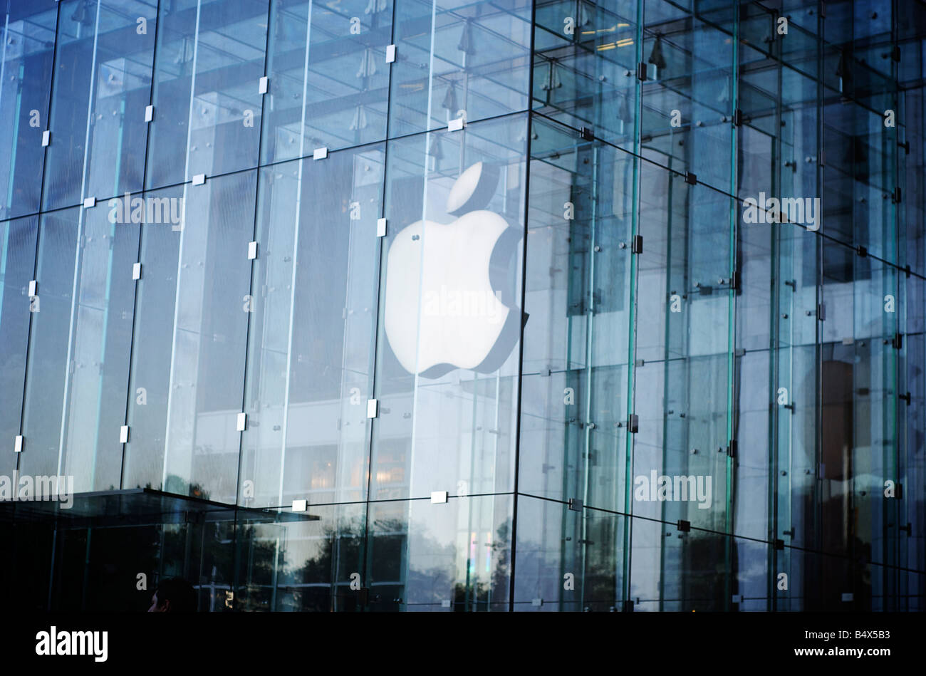 Apple store logo on 5th avenue in New York City Glass building by Bohlin Cywinski Jackson Architects.  (For Editorial Use Only) Stock Photo