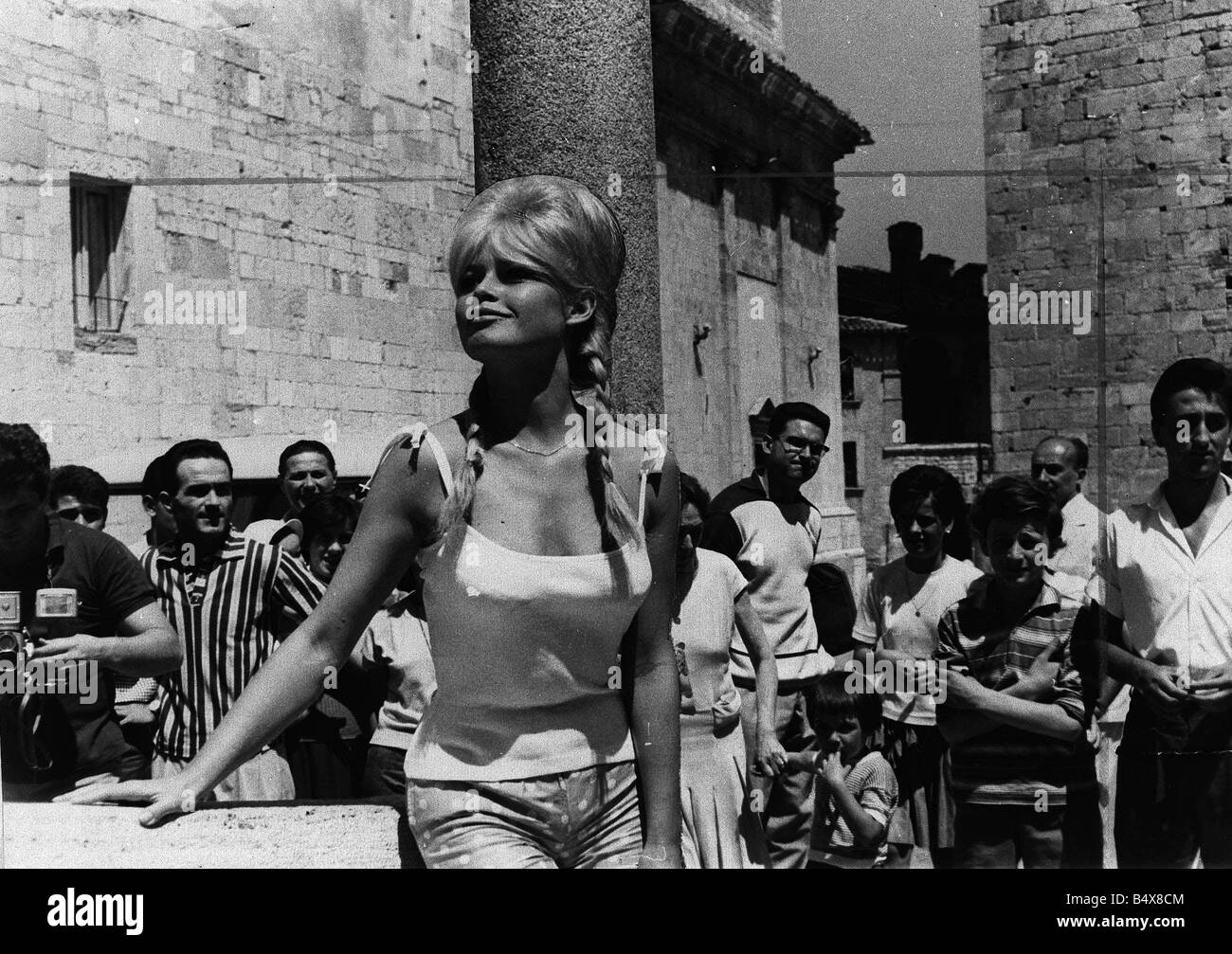 Brigitte Bardot 1961 posing for photographers in Italy for a final scene in the film Private Lives In France the film was relea Stock Photo