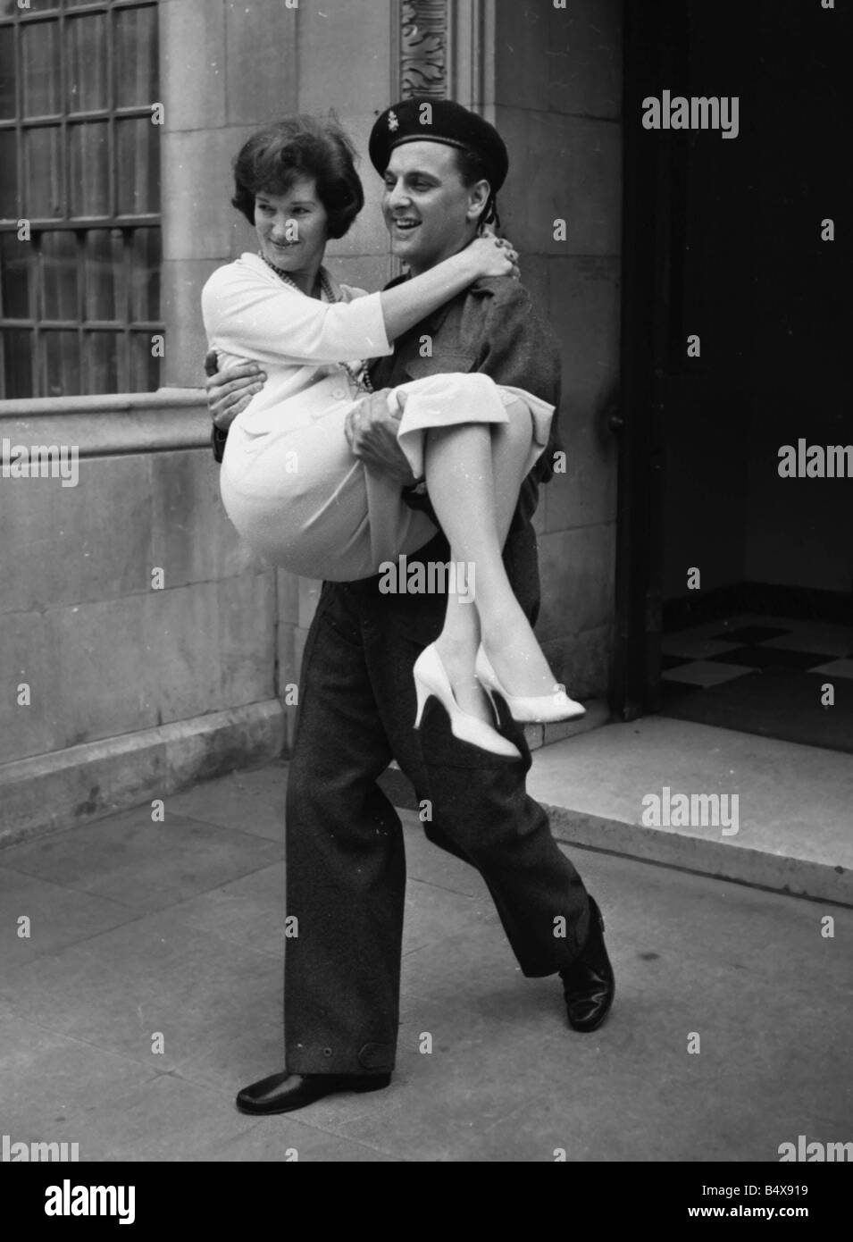 Bob Monkhouse with his wife Liz during a break in the filming of Carry On Sergeant 1958 Stock Photo