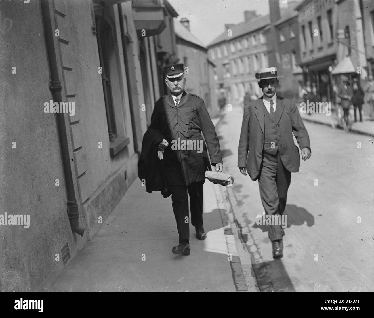 Superintendent Jones who was in charge of the case that led to Mr Harold Greenwood being charged with the murder of his wife Mabel. Our picture shows the Superintendent on his way to the Inquest Circa June 1920 Stock Photo
