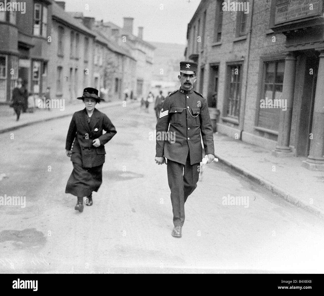 Miss Margaret Morris and Sgt. Hodge Lewis on their way to the inquest into the death of Mrs Mabel Greenwood (Harold Greenwood was accused of murdering his wife in June 1919) Stock Photo