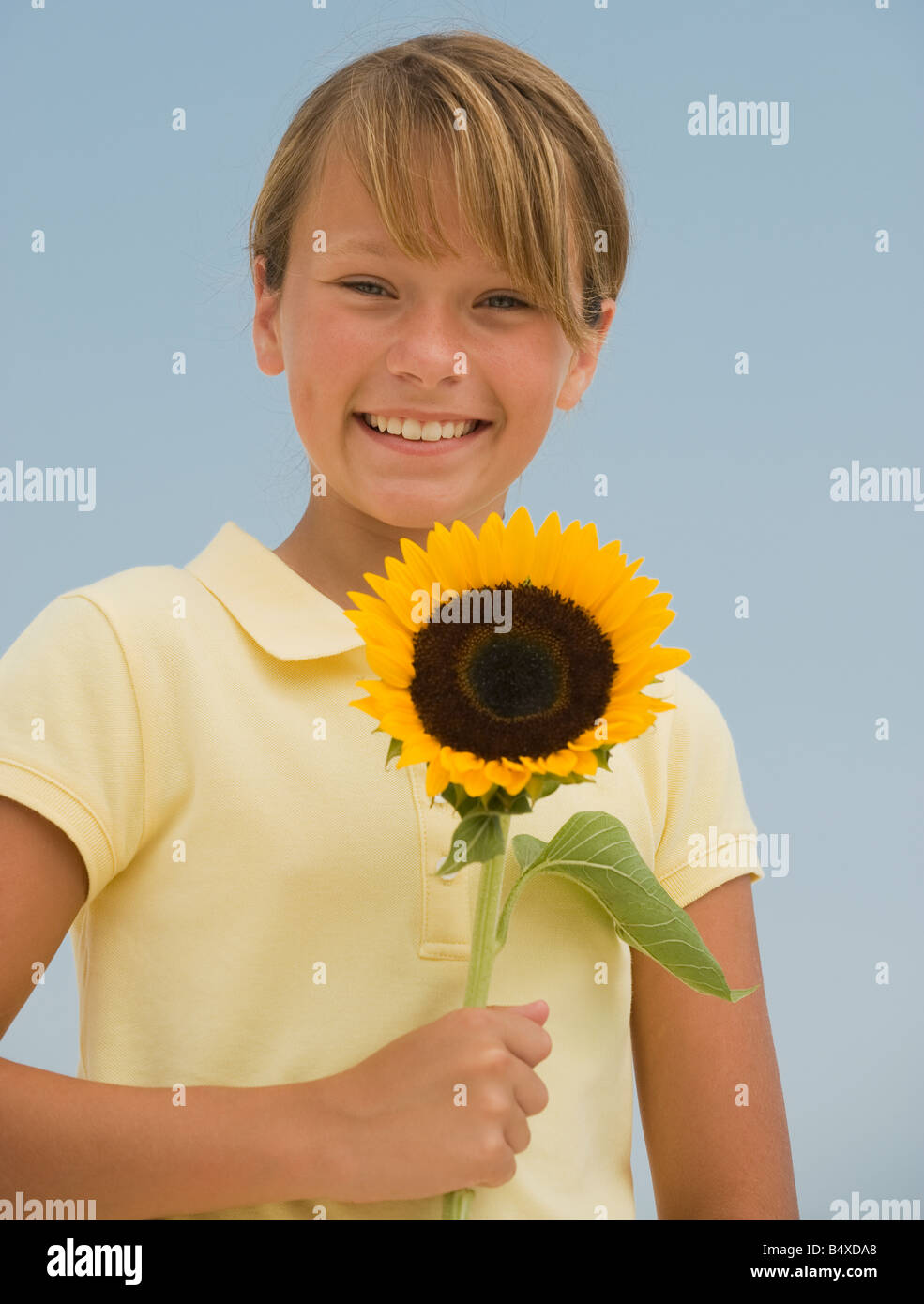 Girl holding sunflower Stock Photo - Alamy