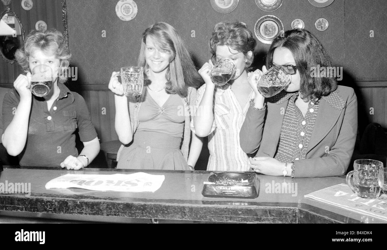 A girls night out&#13;&#10;Four friends enjoy a pint down the local pub. Circa 1975&#13;&#10;Rev 3431 Stock Photo