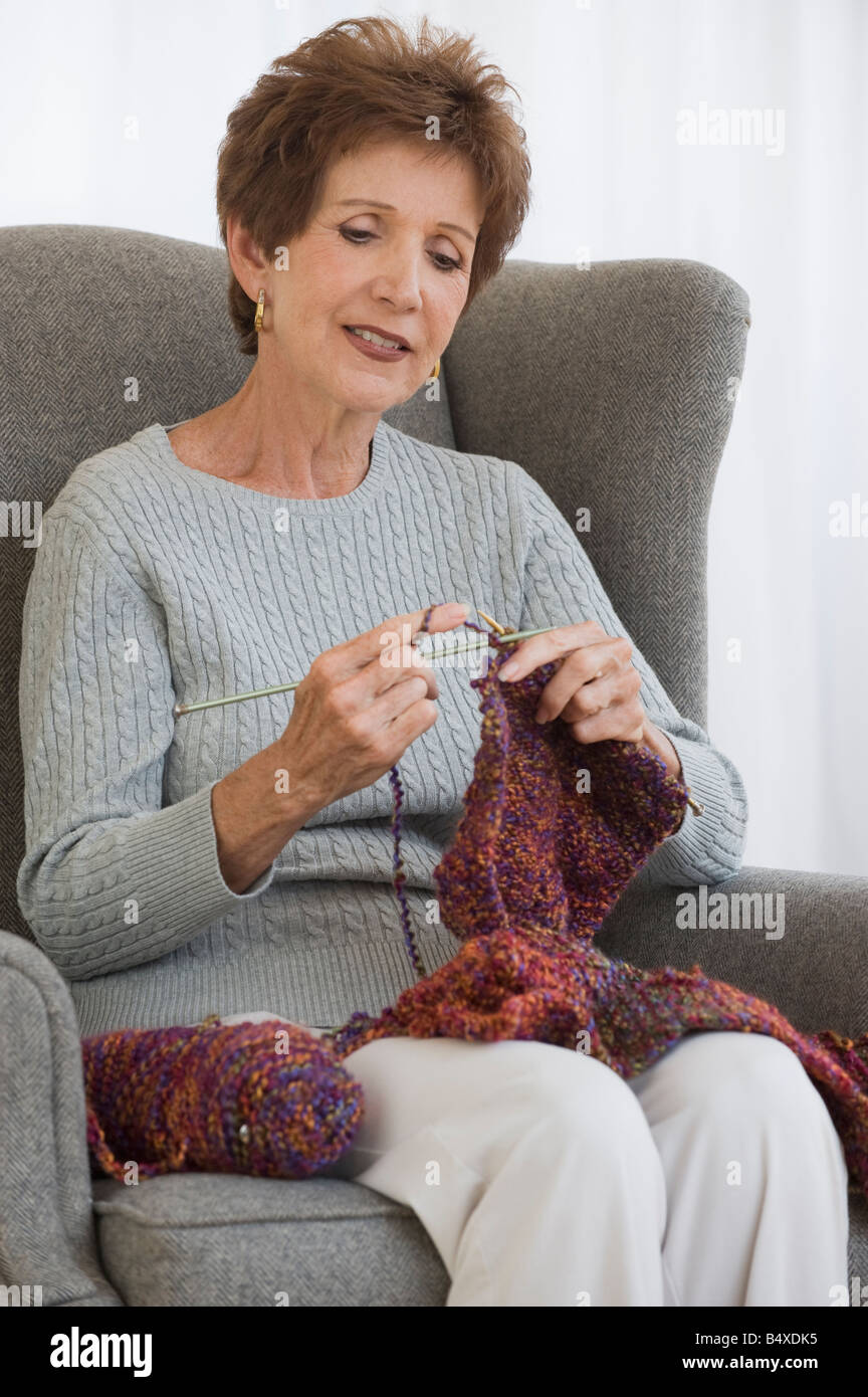 Senior woman knitting Stock Photo - Alamy