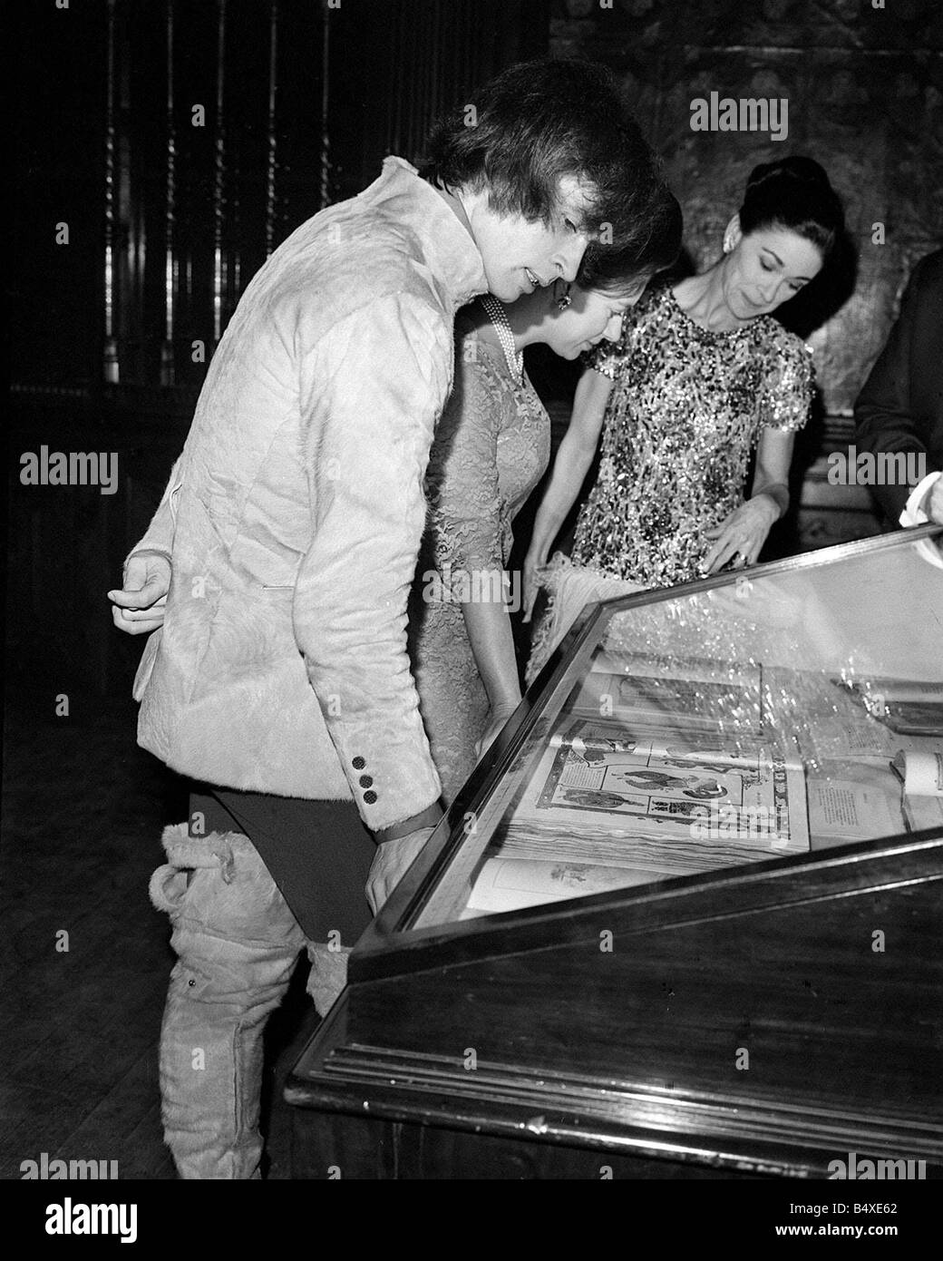 Princess Margaret with Margot Fonteyn March 1968 and Rudolf Nureyev looking at glass cabinet display Stock Photo