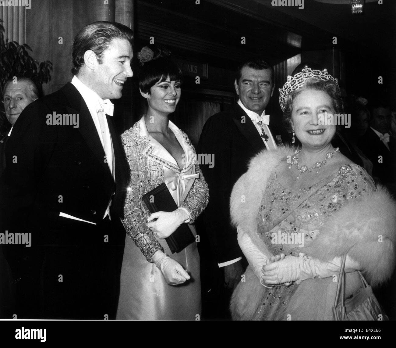 Queen Mother attends the film Premier of Lord Jim at the Odeon Leicester Square where she met Peter O Toole Daliah Lavi and Jack Hawkins Stock Photo