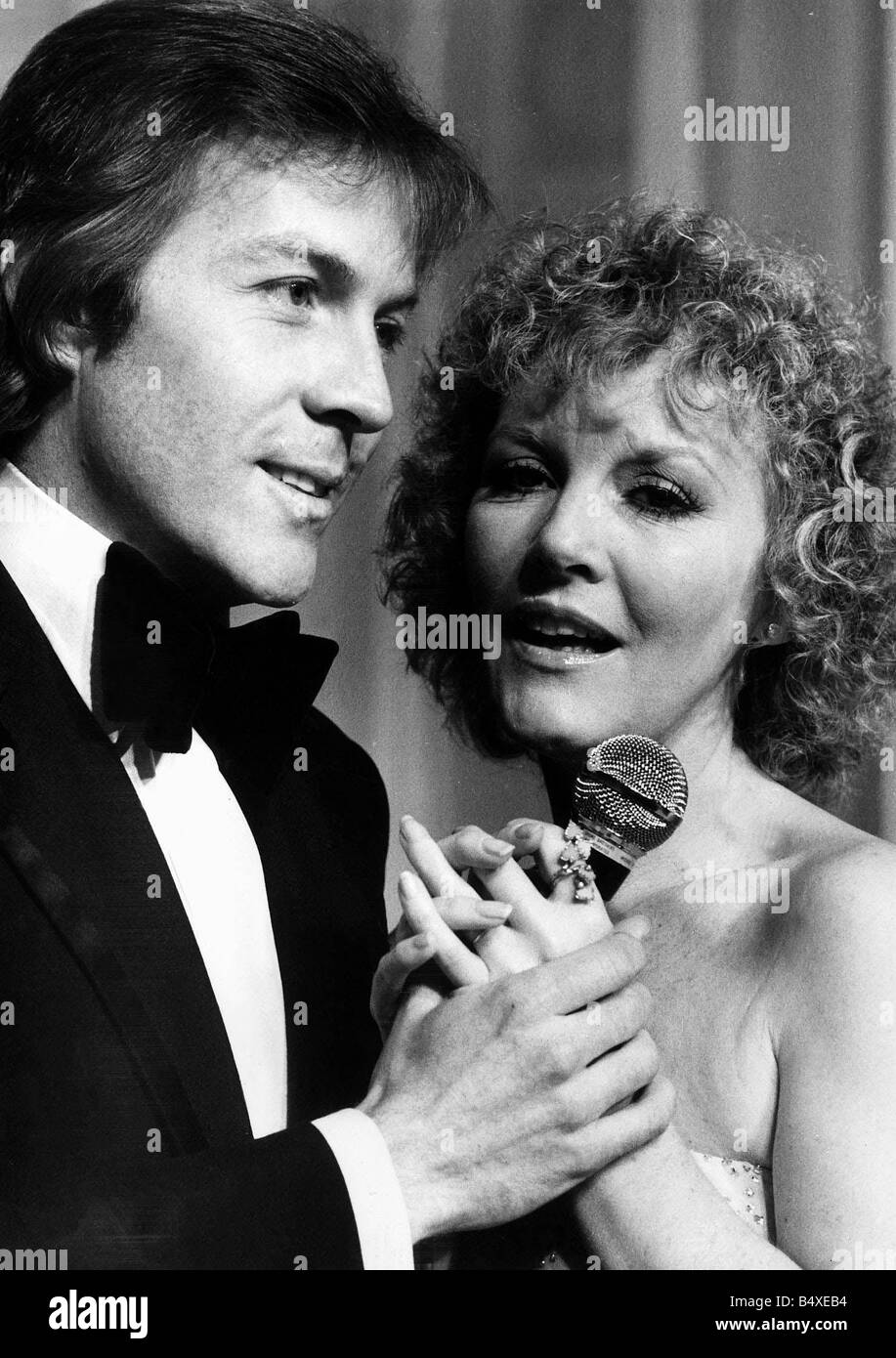 Roddy Llewellyn singing with Petula Clark March 1978 Stock Photo