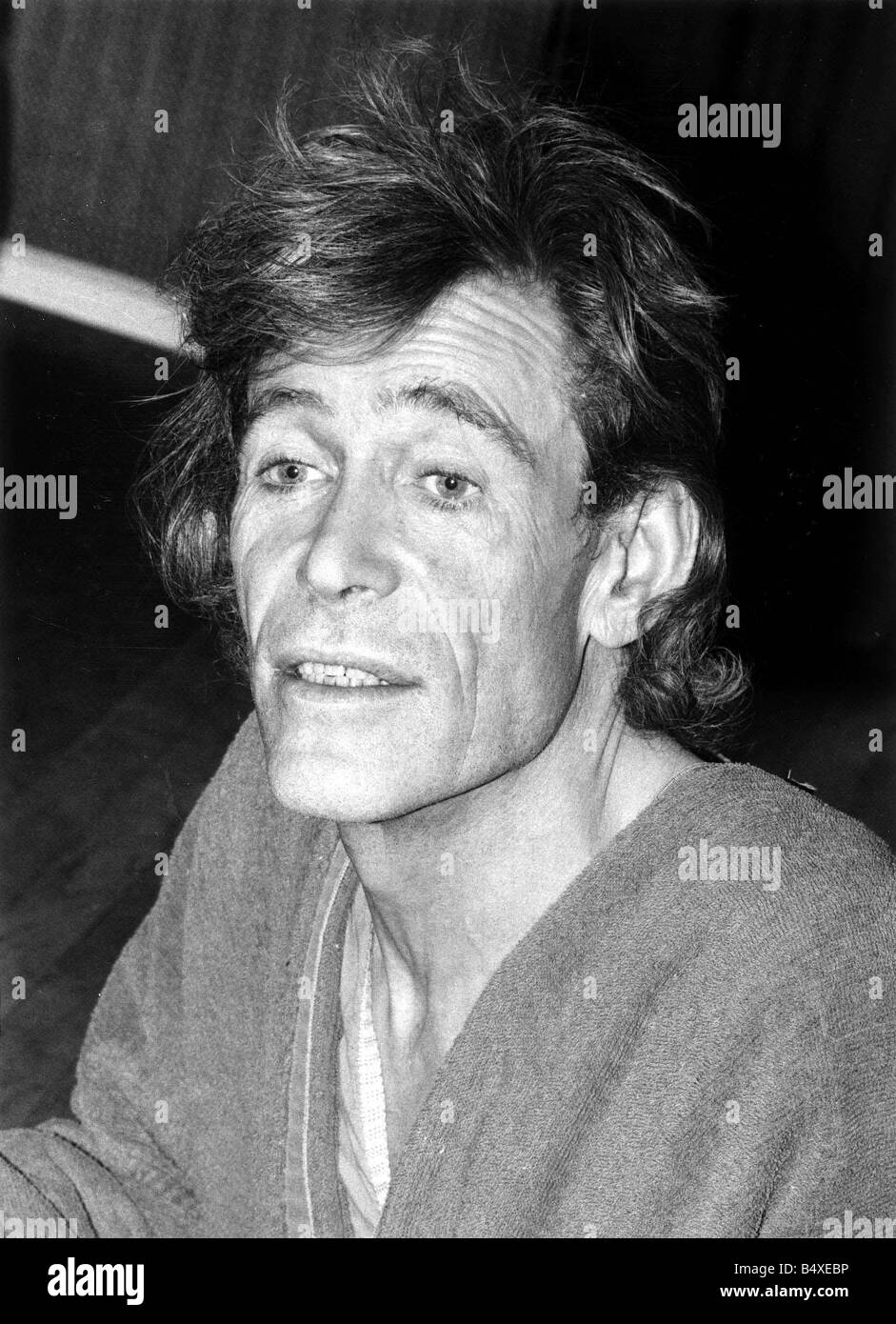 Peter O Toole September 1980 In his dressing gown the morning after he played Macbeth at the old Vic Theatre in London Stock Photo