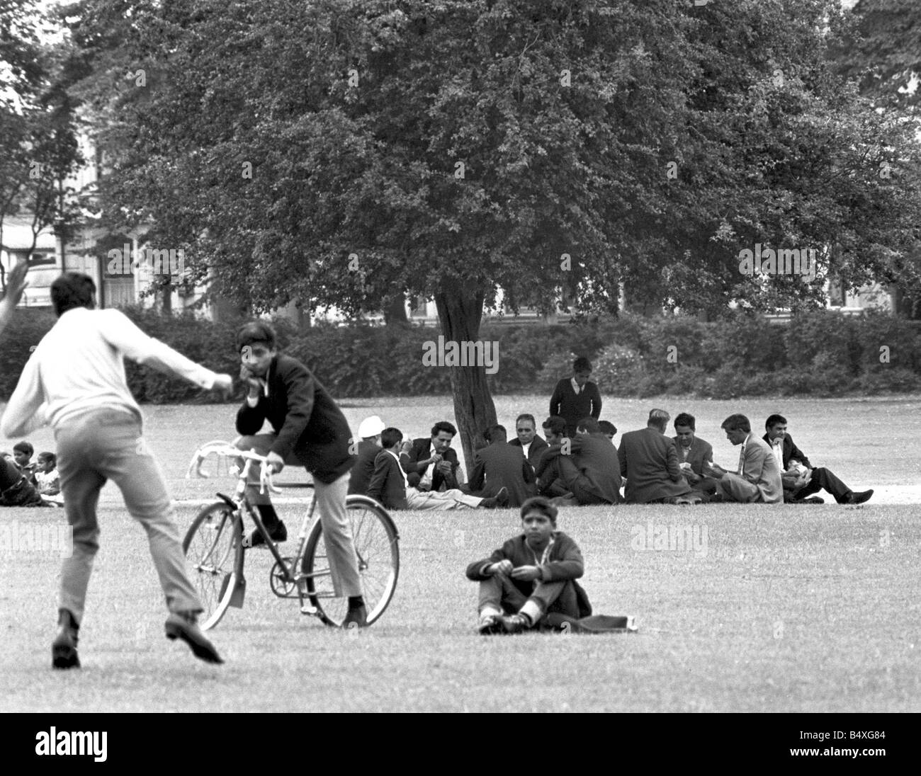 Asians playing cards in Gosford Park, Coventry. 25th July 1967. Stock
