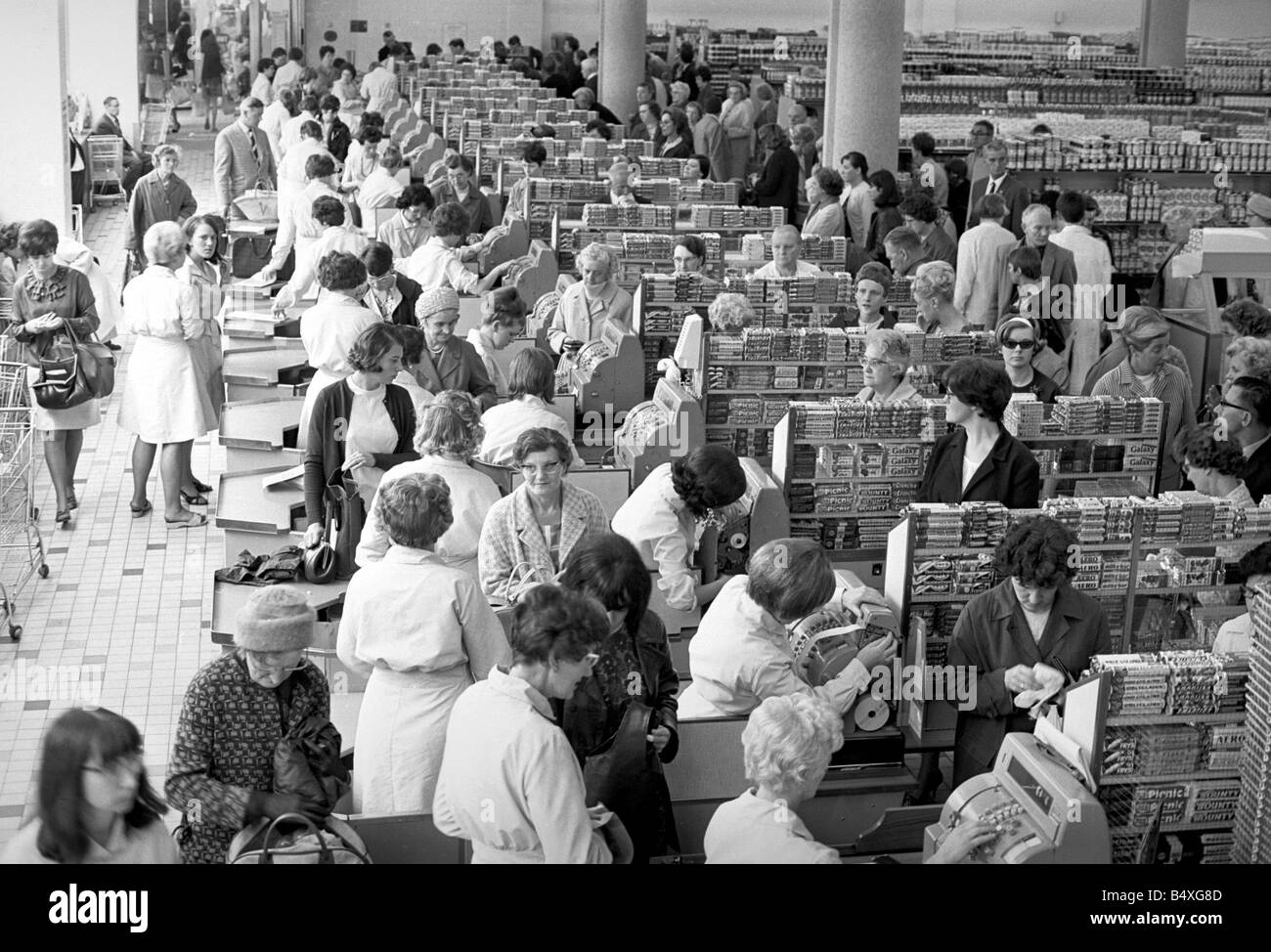 Shoppers in Sainsbury's store in Coventry. 25th July 1967. Stock Photo