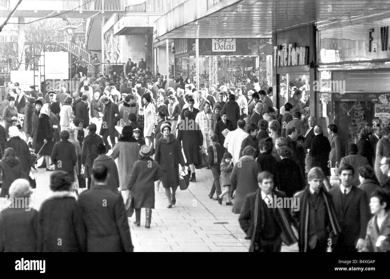 Christmas shopping in Coventry Precinct.&#13;&#10;16th December 1967.&#13;&#10; Stock Photo
