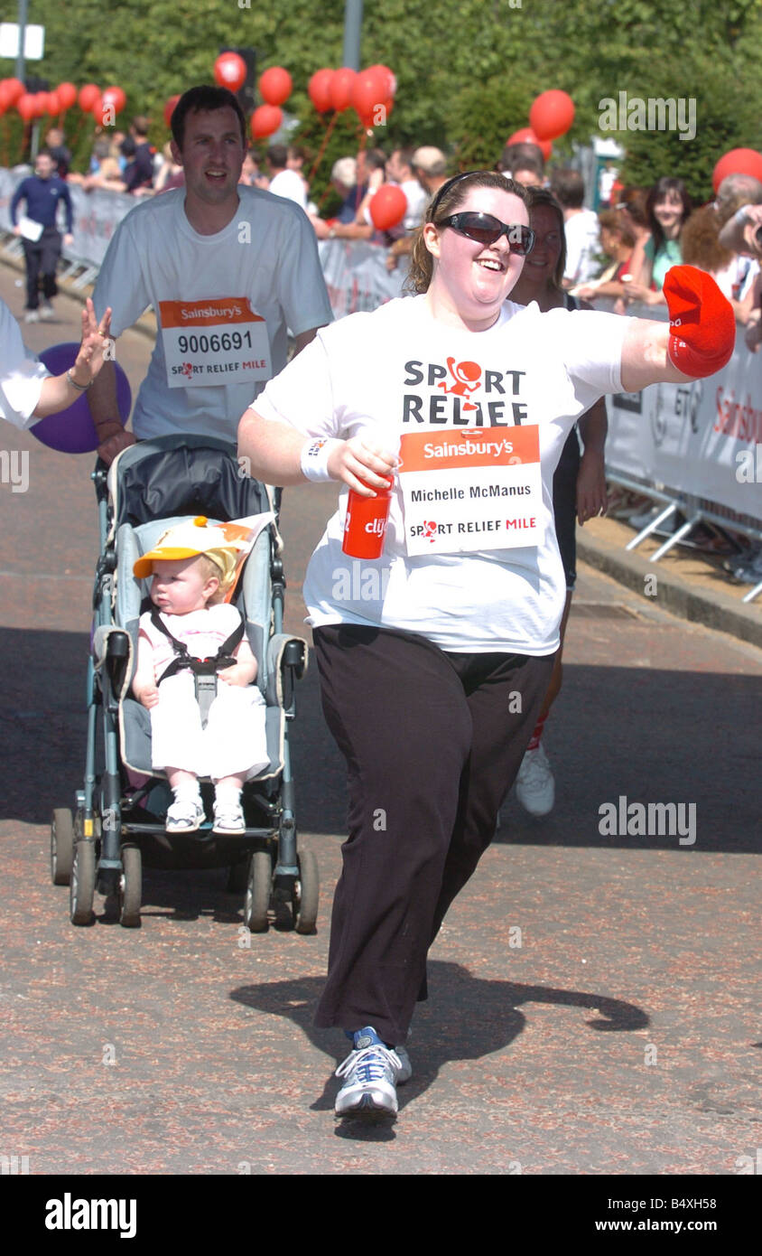 Michelle McManus Sport relief mile Glasgow July 2006 CELEBRITIES AND PUBLIC DONNED THEIR RUNNING SHOES TO JOIN THE ENTIRE COUNTRY TO RUN A MILE FOR CHARITY MICHELLE McMANUS AS SHE CROSSES FINISH LINE Stock Photo