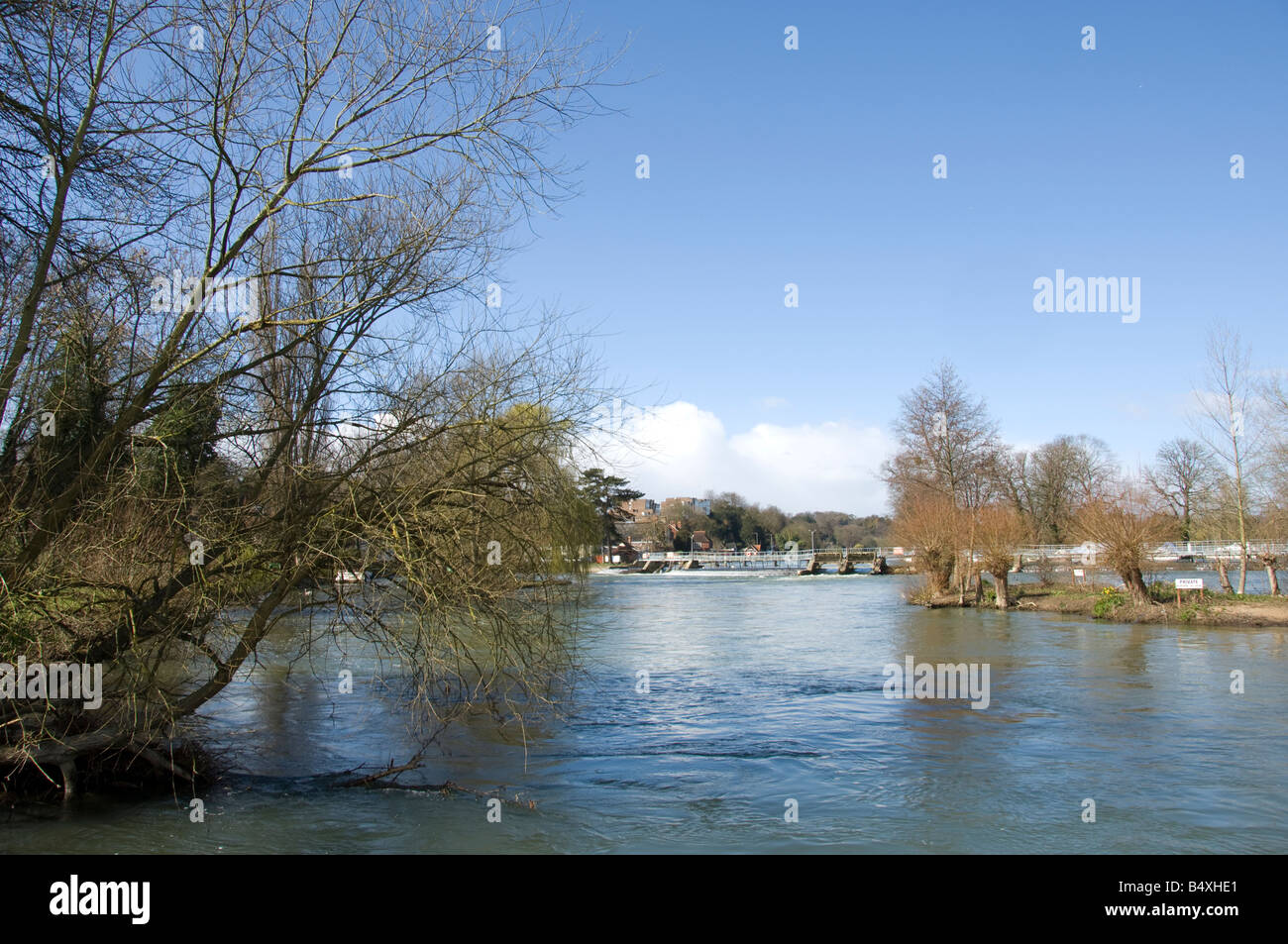 The weir pool at Pangbourne on the river Thames Stock Photo Alamy