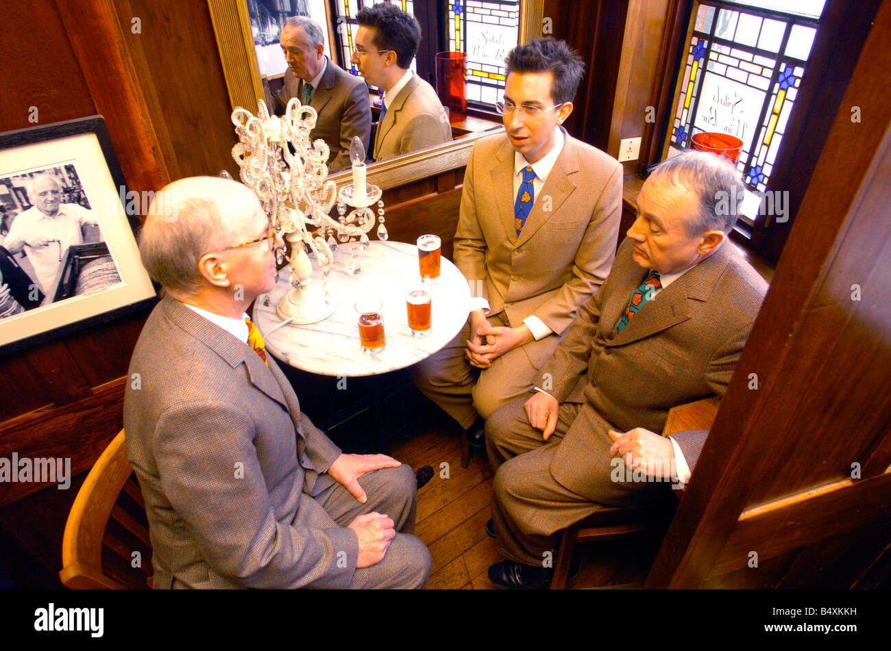 Gilbert & George meet Daily Mirror features writer Damien Fletcher. Local pub drinks.&#13;&#10;17th February 2007 Stock Photo