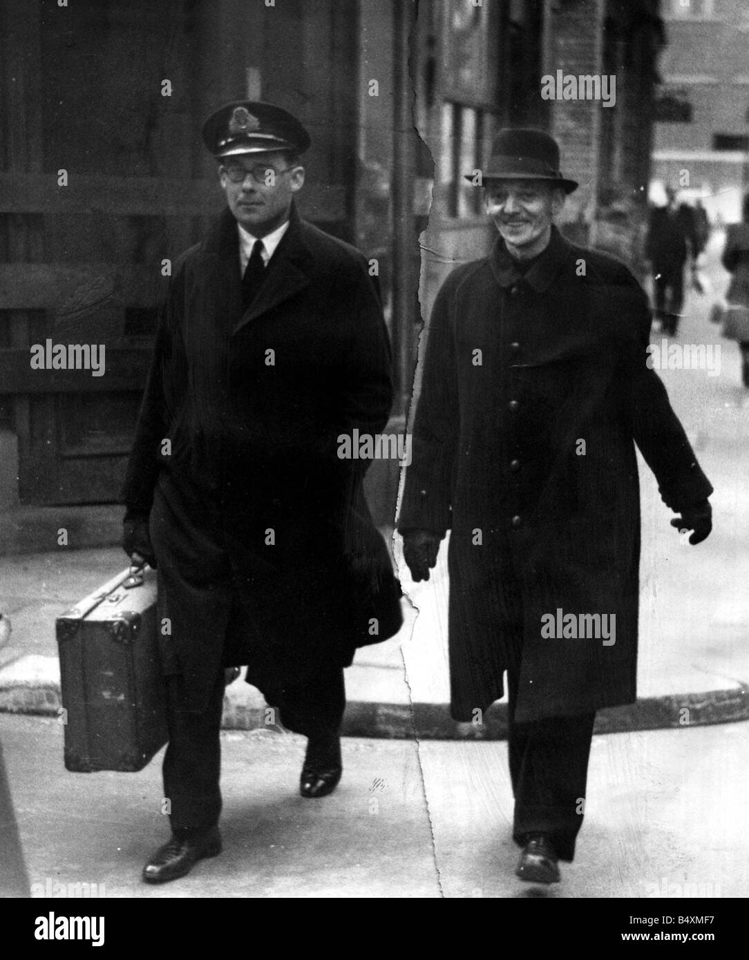 Helen Duncan Ghost Case at the Old Bailey March 1944 Left Lieutenant R Worth and PcC T Cross of the Portsmouth Police who grabbed at the ghost Stock Photo