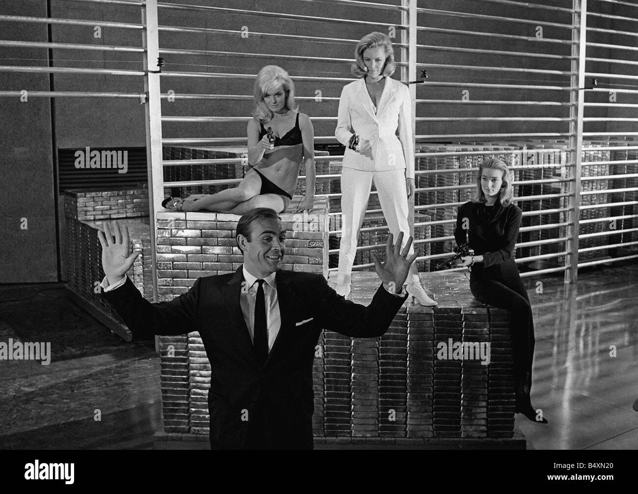 film-goldfinger-1964-sean-connery-as-james-bond-007-poses-with-bond-B4XN20.jpg