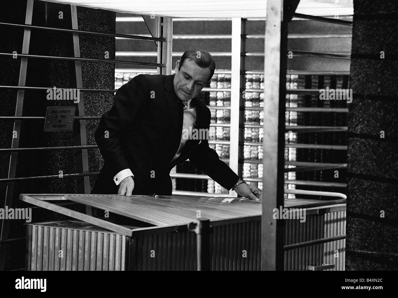 Film Goldfinger 1964 Sean Connery as James Bond 007 hand cuffed to a nuclear bomb in the vault at Fort Knox Stock Photo
