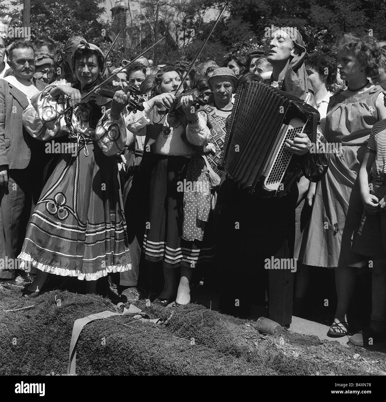 Gypsy funeral 1957 for gypsy Petulengro at Colefarm near Lydney Forest of Dean playing fiddles accordion A last serenade on fid Stock Photo